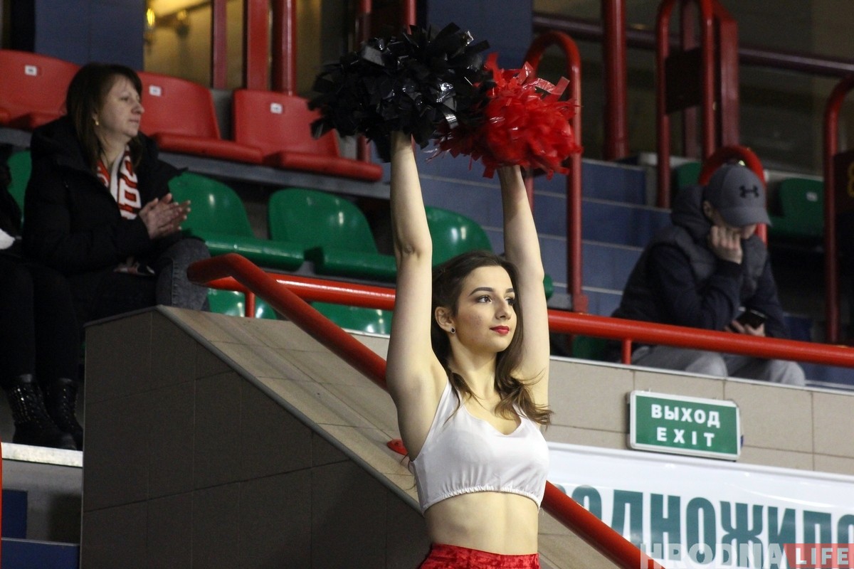 Дзяўчаты, якія не мерзнуць: глядзіце, хто танцуе за "Нёман"