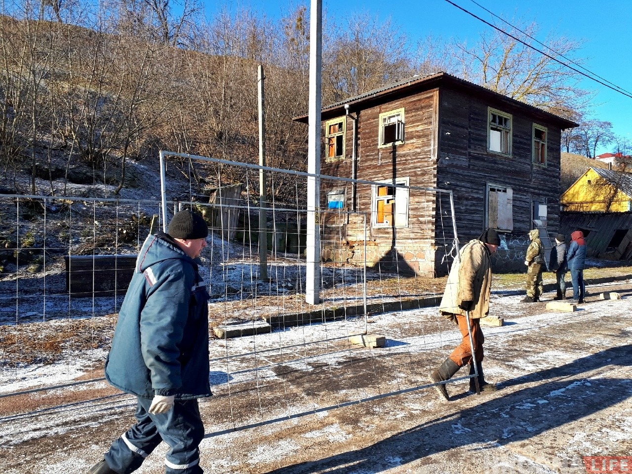 Зачистка на Левонабережной: под снос пошли два деревянных дома