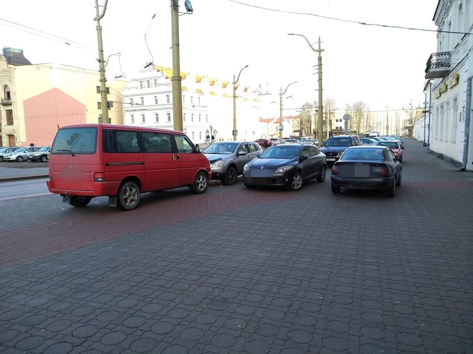 На тратуары каля Фарнага ўсталявалі абмежавальнікі паркоўкі На тратуары каля Фарнага ўсталявалі абмежавальнікі паркоўкі