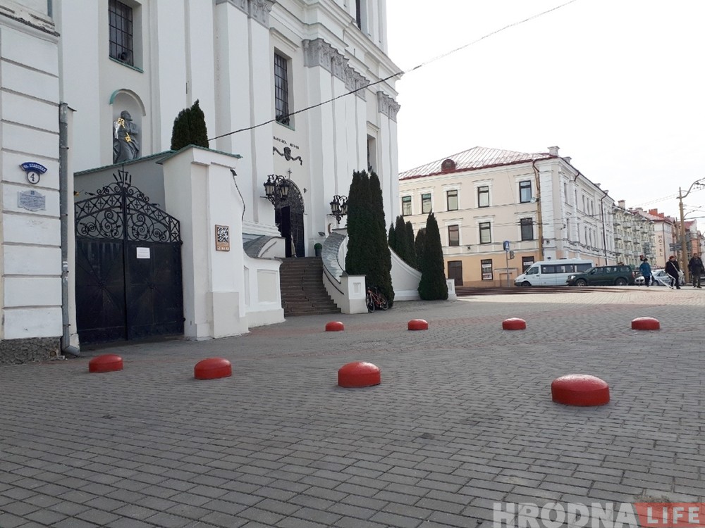 На тротуаре возле Фарного установили ограничители парковки