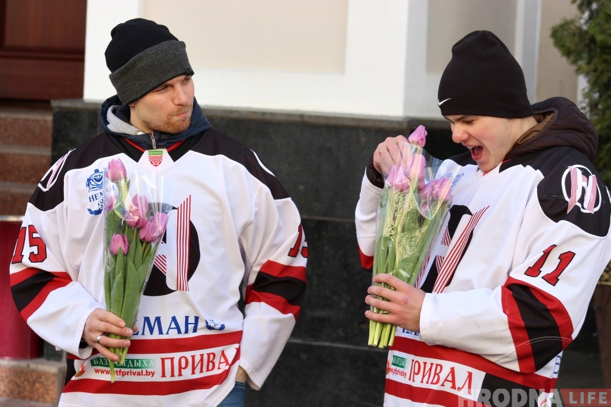 Хакейны "Нёман" выйшаў у цэнтр Гродна і павіншаваў жанчын з 8 сакавіка