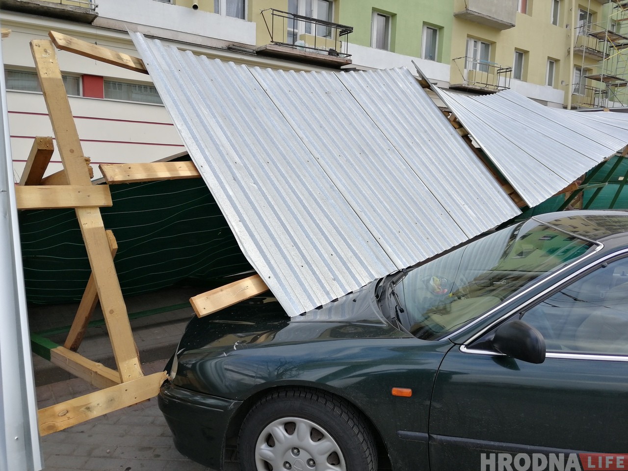 В Гродно на машину упал строительный забор. Владелец обратился в прокуратуру
