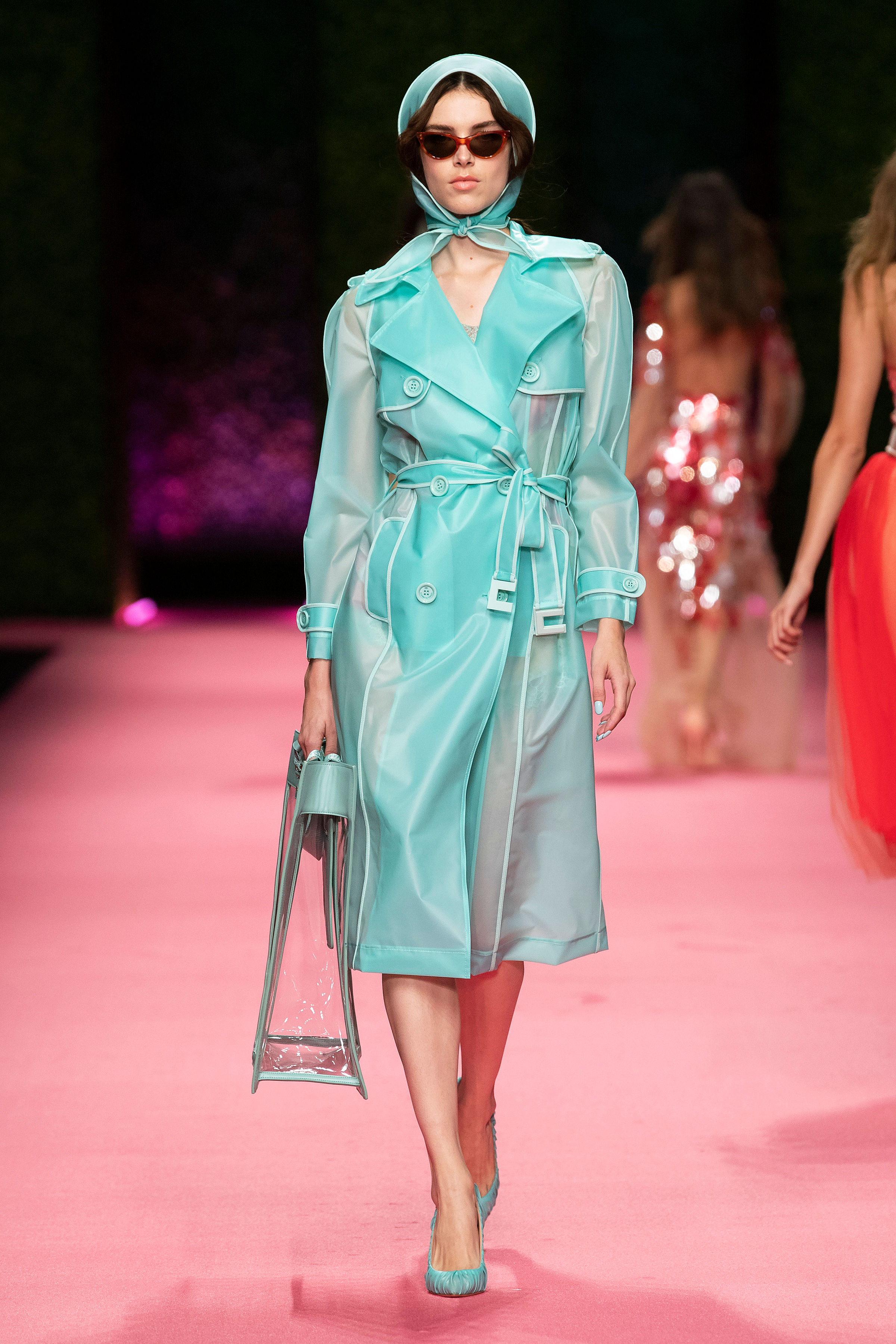 В тренде: мода на подиуме и в смартфоне