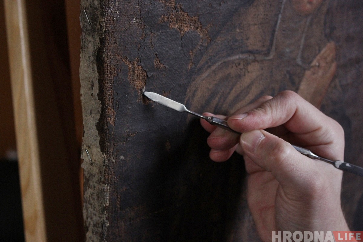 "Стать тенью художника". Гродненский мастер реставрирует картину из Бригитского монастыря