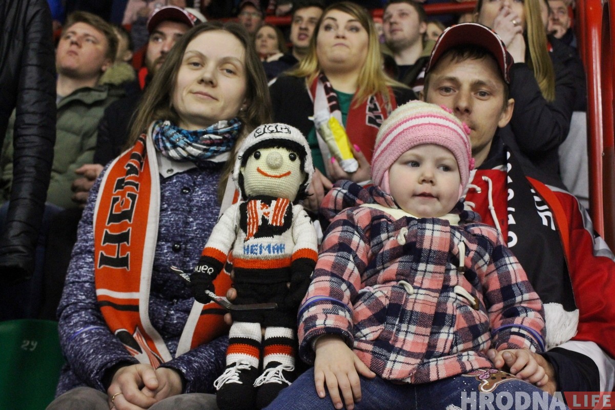 Талісман перамогі: сям'я з Гродна ходзіць на хакей з цацкай, якая прыносіць поспех