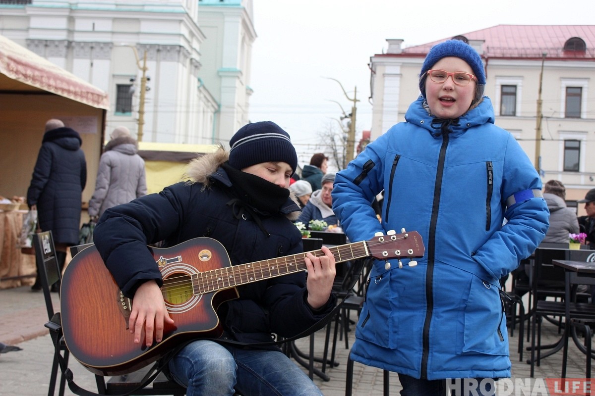 Картинка с "Казюков": пока родители-ремесленники торгуют, дети музыкой зарабатывают на новую гитару