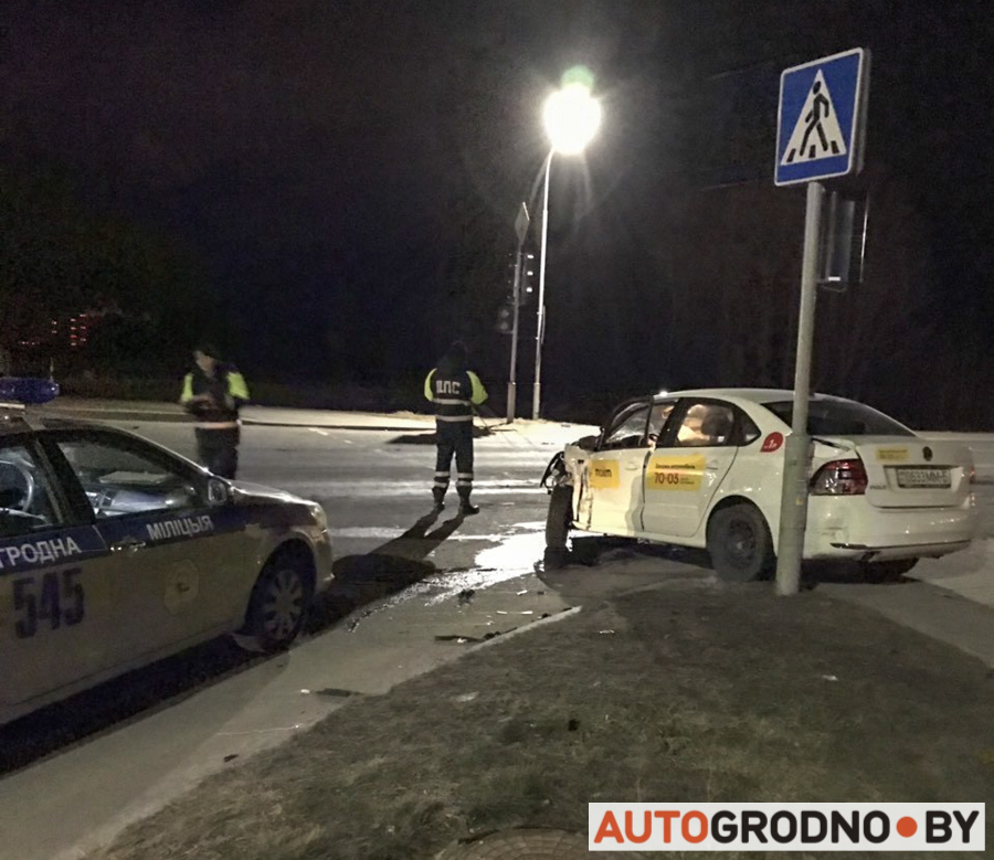 Водитель такси уснул за рулем? Ночью в Гродно произошла серьезная авария