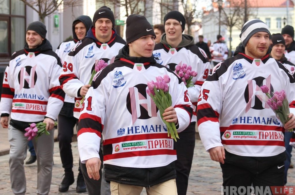 Хакейны "Нёман" выйшаў у цэнтр Гродна і павіншаваў жанчын з 8 сакавіка