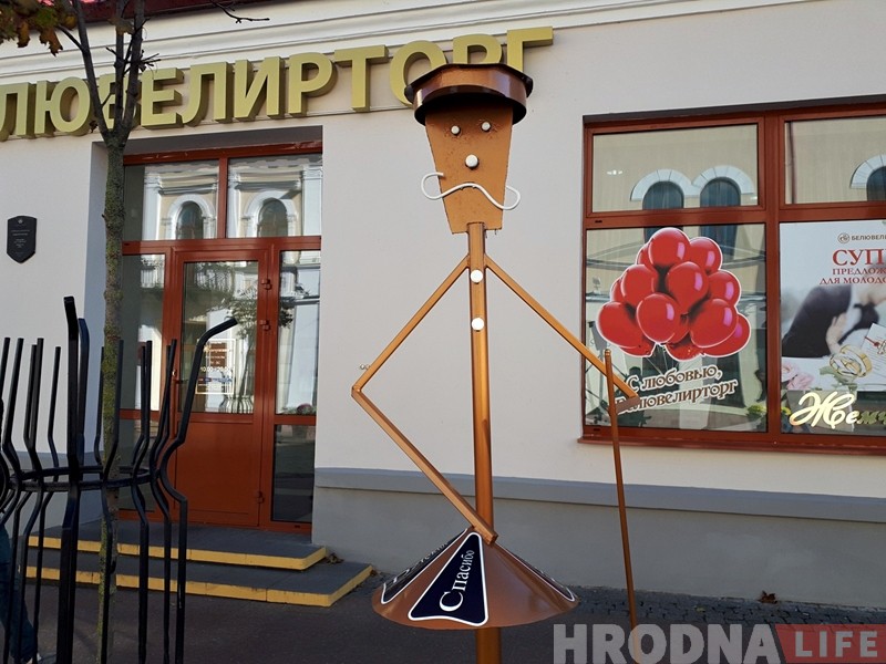 Не только "туриста": урну-дворника тоже убрали с Советской