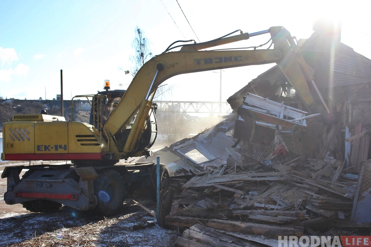 Зачистка на Левонабережной: под снос пошли два деревянных дома