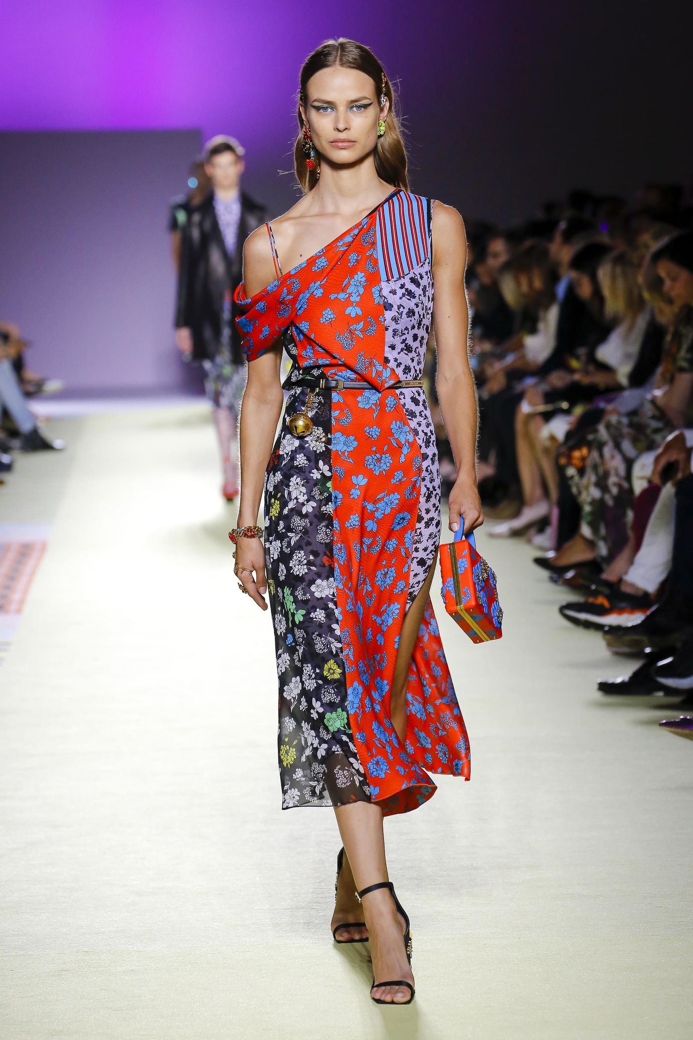 В тренде: мода на подиуме и в смартфоне