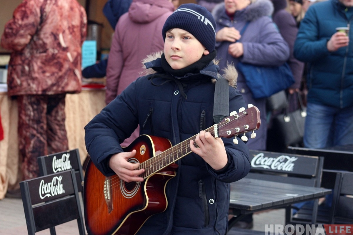 Картинка с "Казюков": пока родители-ремесленники торгуют, дети музыкой зарабатывают на новую гитару