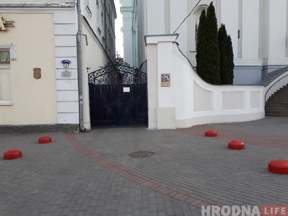 На тротуаре возле Фарного установили ограничители парковки