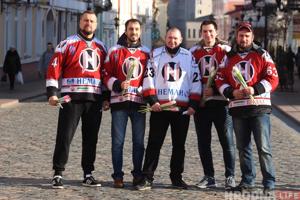 Фанаты «Немана» поздравили женщин с 8 марта и пригласили на хоккей