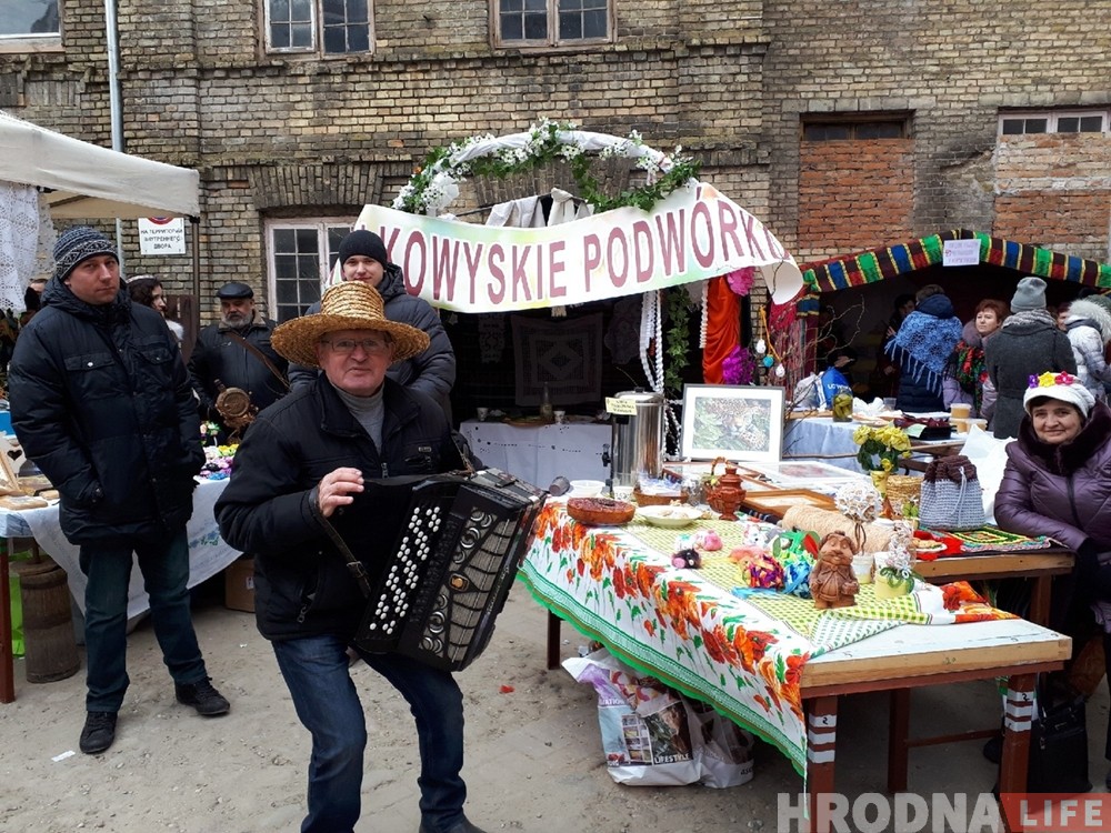 Альтернативные "Казюки" прошли во дворике консульства на Буденного