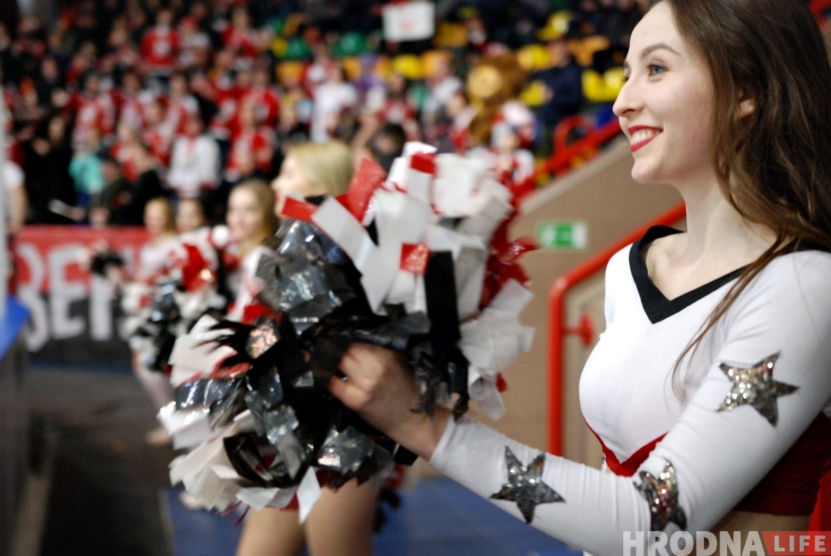 Дзяўчаты, якія не мерзнуць: глядзіце, хто танцуе за "Нёман"