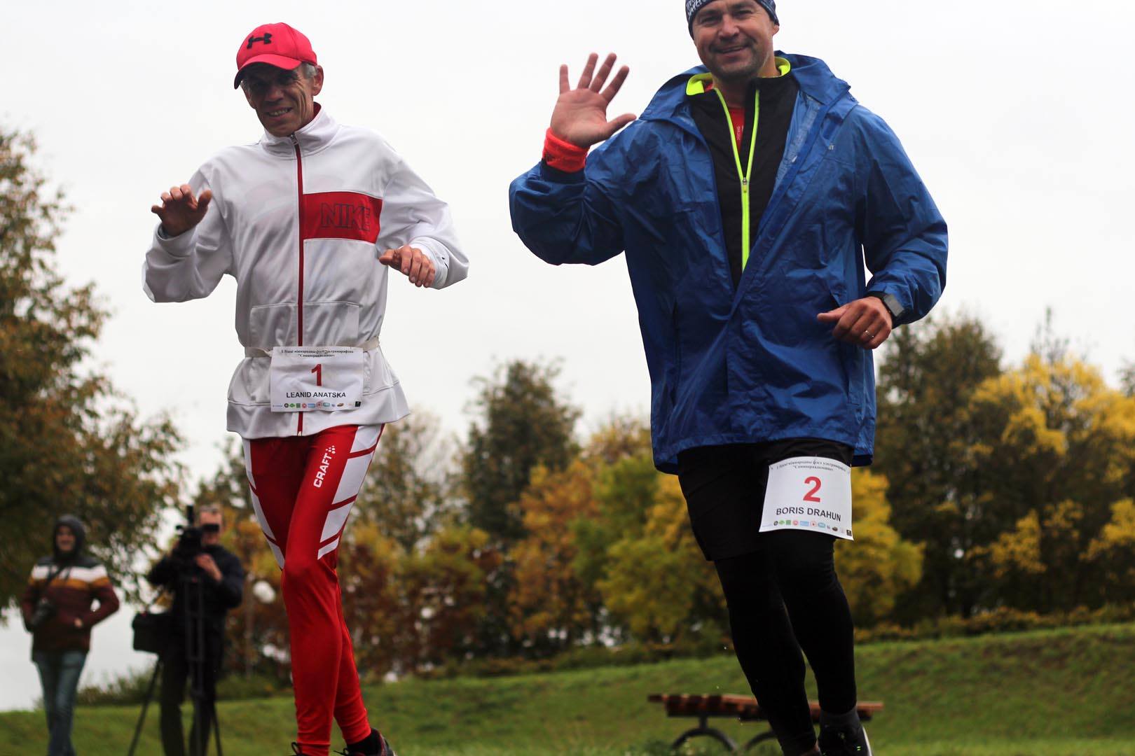 "Когда он уже набегается". Лявон Анацко бегает сутками и скоро "обогнет" Землю по экватору