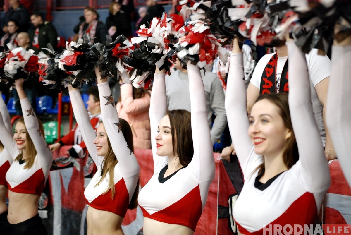 Дзяўчаты, якія не мерзнуць: глядзіце, хто танцуе за "Нёман"