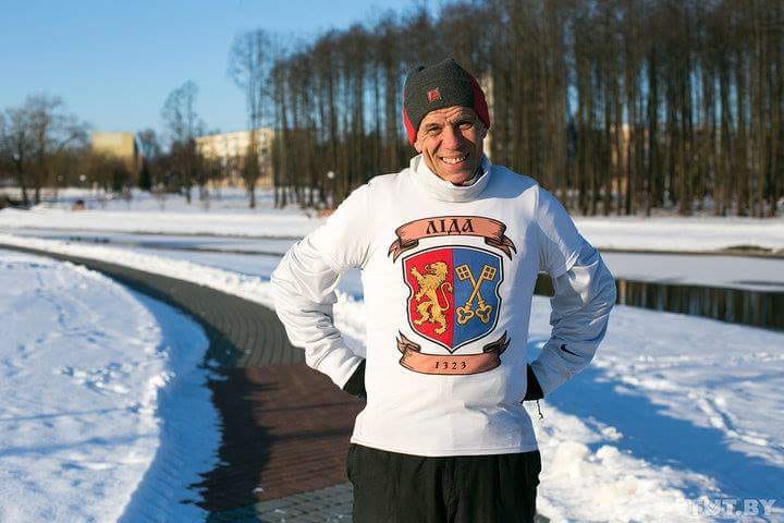 "Когда он уже набегается". Лявон Анацко бегает сутками и скоро "обогнет" Землю по экватору