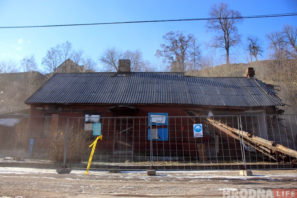 Зачистка на Левонабережной: под снос пошли два деревянных дома