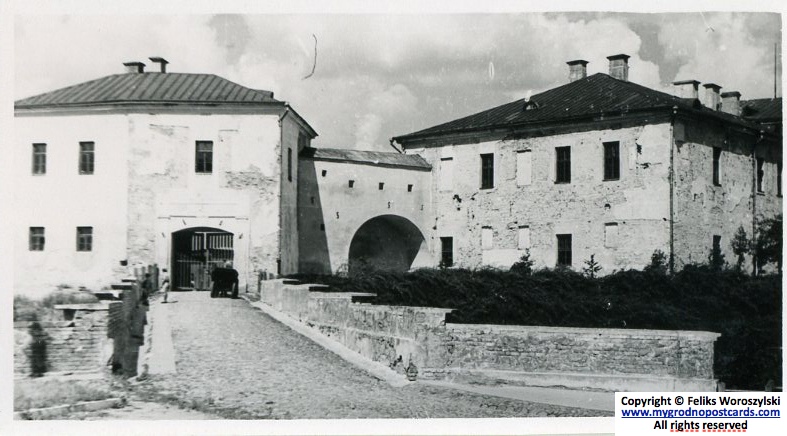 Снимок на фоне каланчи в 1944: монтаж или оригинальная задумка фотографа?