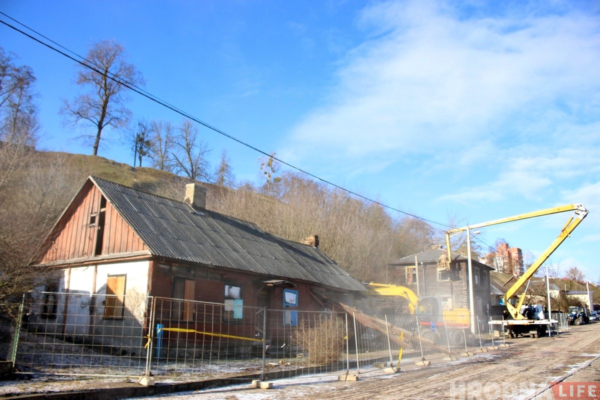 Зачистка на Левонабережной: под снос пошли два деревянных дома