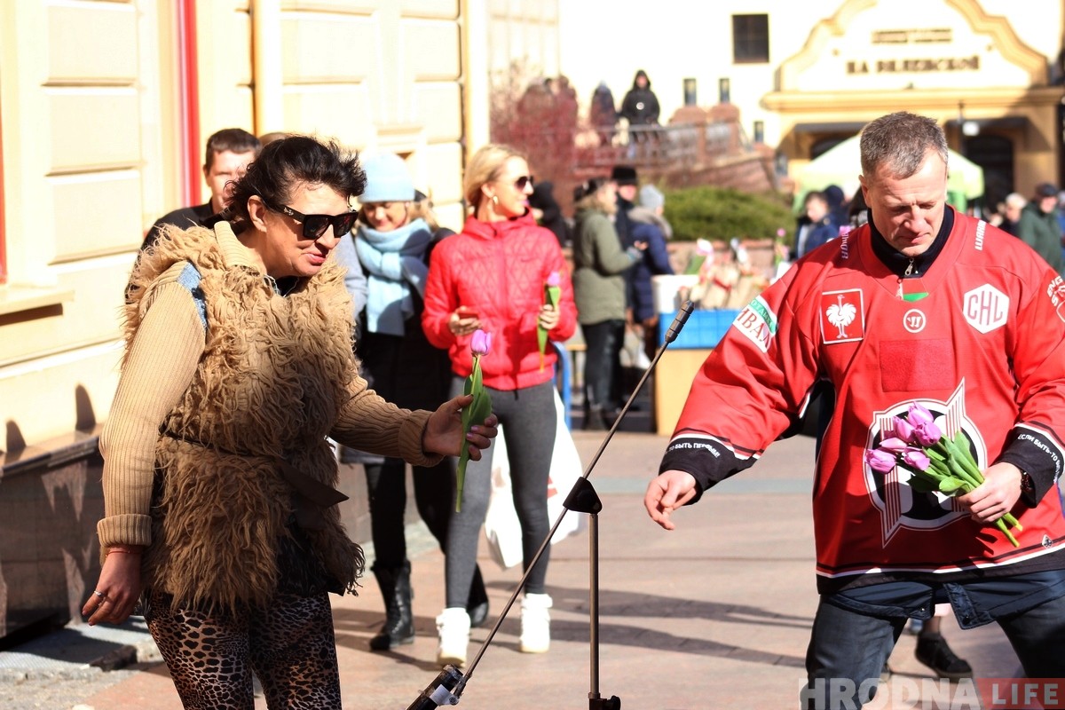 Хоккейный "Неман" вышел в центр Гродно и поздравил женщин с 8 марта