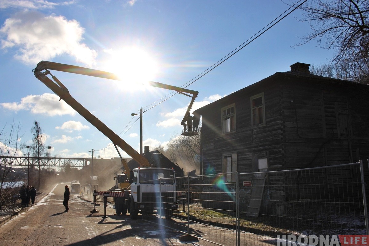 Зачистка на Левонабережной: под снос пошли два деревянных дома