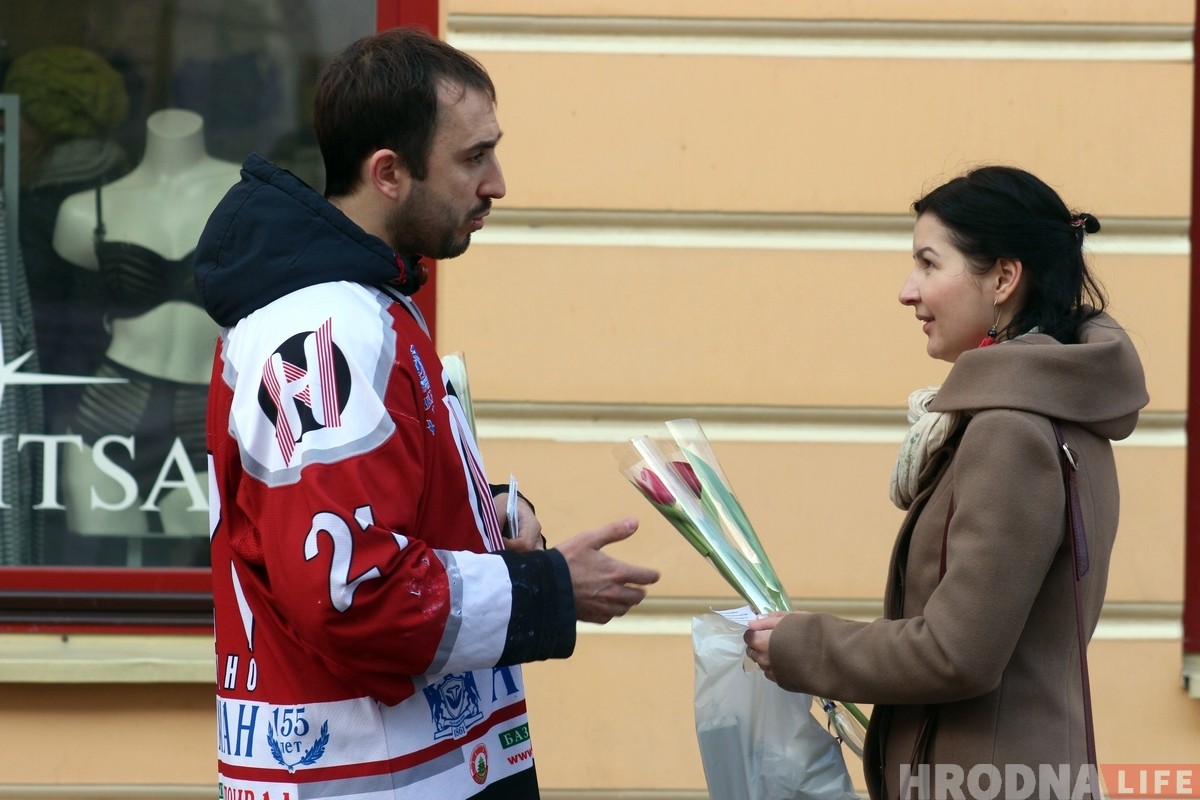 Фанаты «Немана» поздравили женщин с 8 марта и пригласили на хоккей