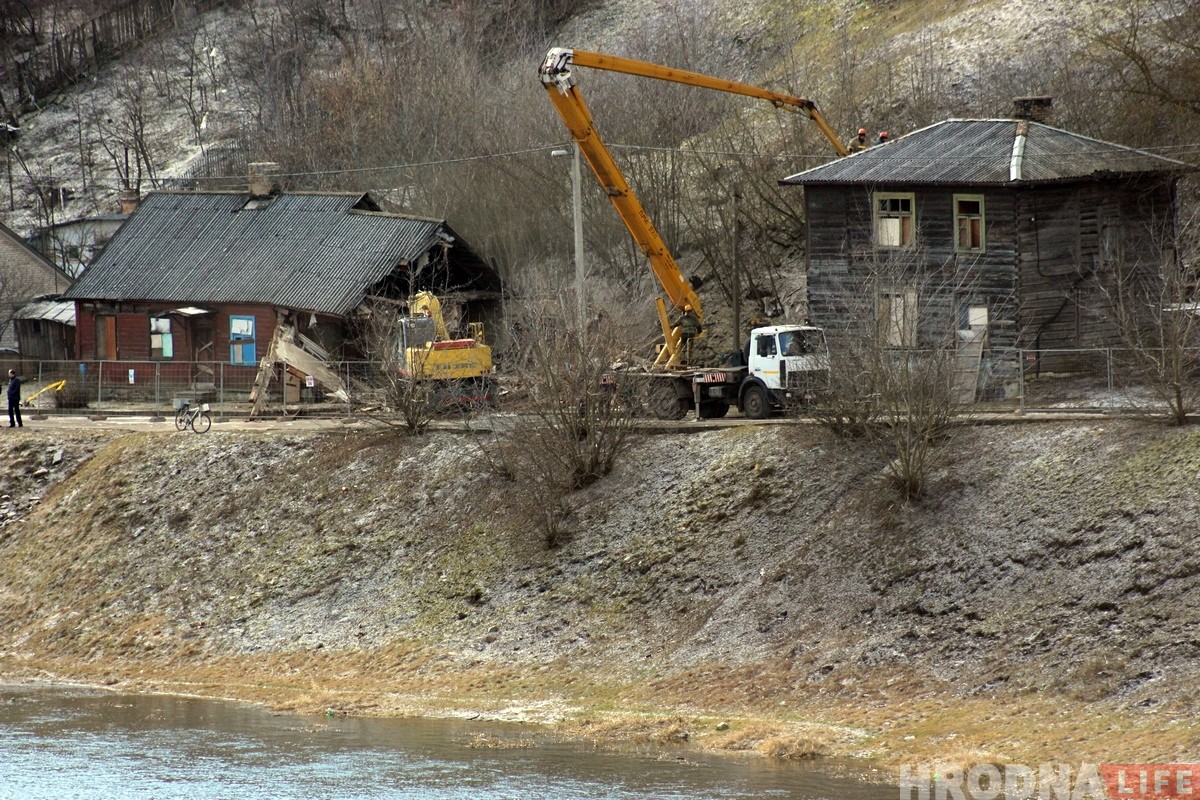 Зачистка на Левонабережной: под снос пошли два деревянных дома