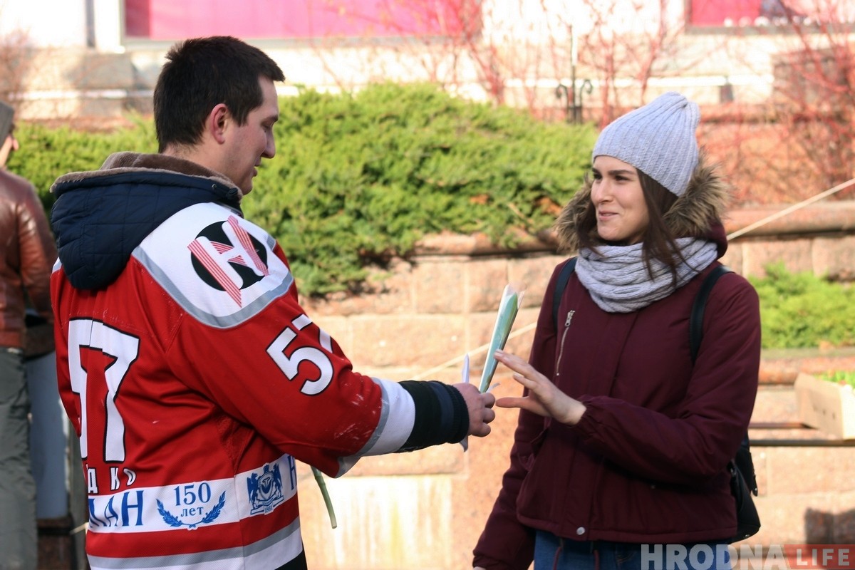 Фанаты «Немана» поздравили женщин с 8 марта и пригласили на хоккей