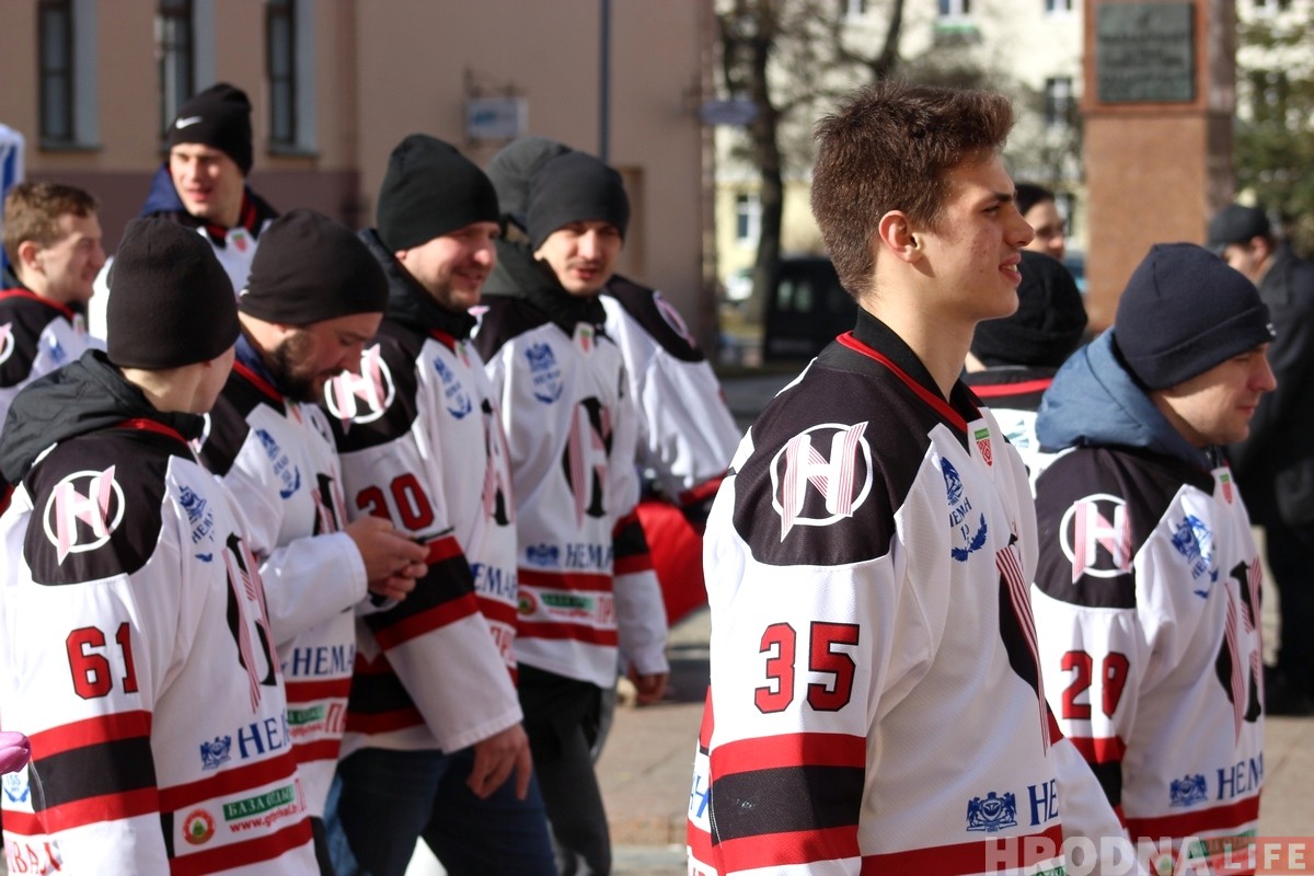 Хоккейный "Неман" вышел в центр Гродно и поздравил женщин с 8 марта