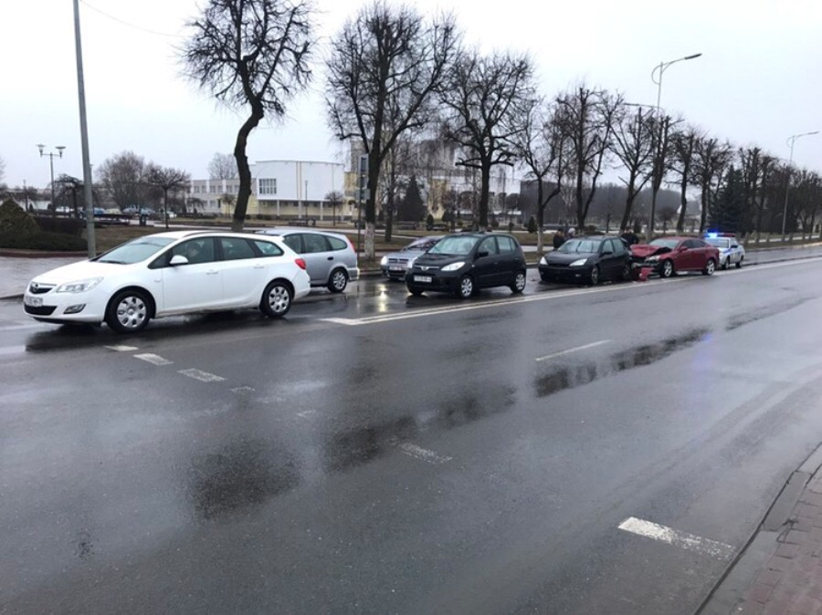 Дзяўчына прыехала з Шатландыі без правоў кіроўцы і заехала ў Лідзе ў тры машыны