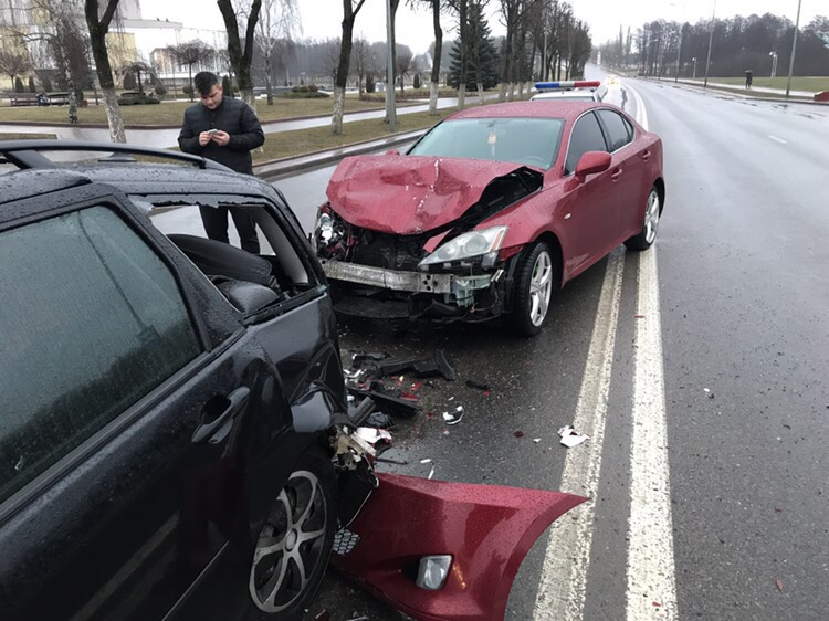 Дзяўчына прыехала з Шатландыі без правоў кіроўцы і заехала ў Лідзе ў тры машыны