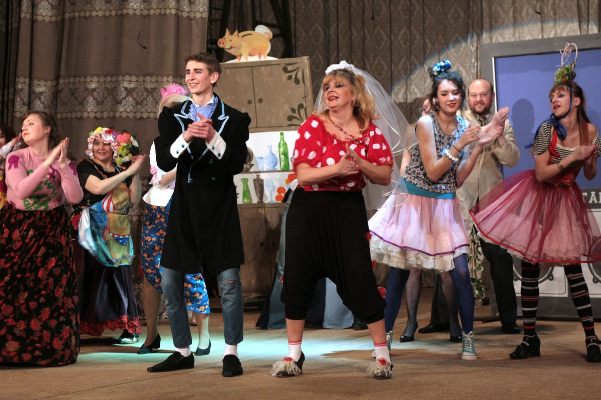 “Паставіць можна і тэлефонны даведнік”. Сяргей Бачкоў расказаў пра 10 год народнага тэатра “Бочонок”