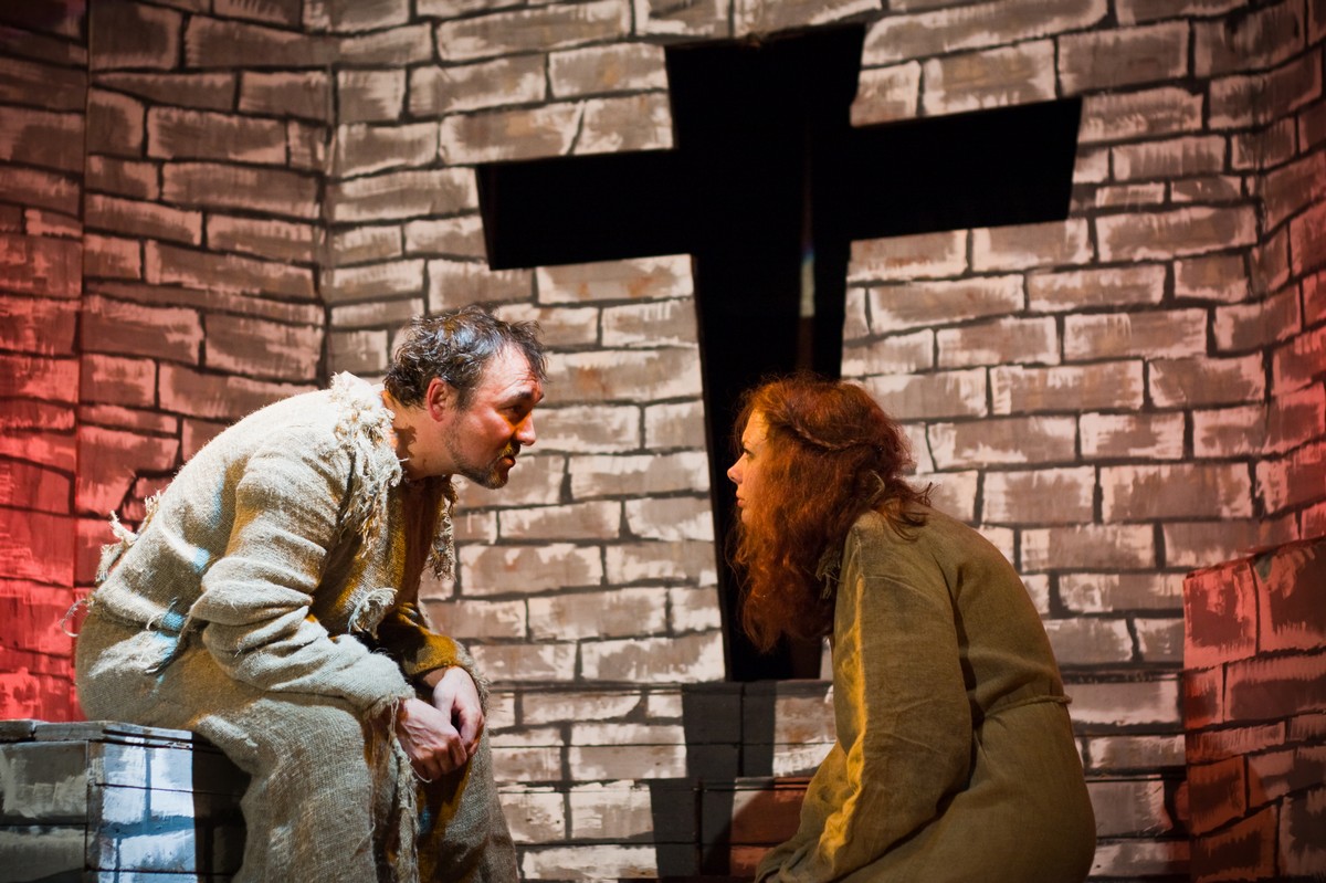 “Паставіць можна і тэлефонны даведнік”. Сяргей Бачкоў расказаў пра 10 год народнага тэатра “Бочонок”