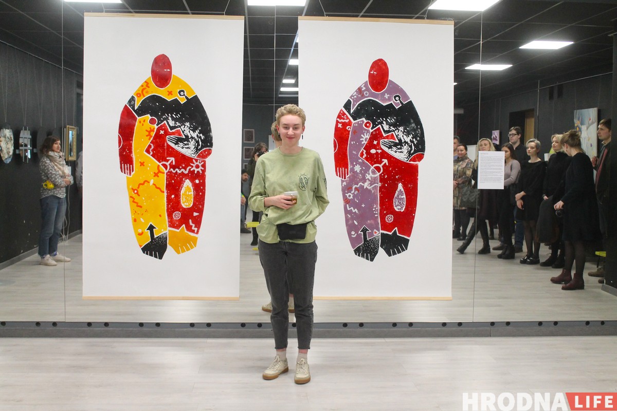 “Лес дзяўчыны”. В Гродно открылась выставка с произведениями, которые можно уничтожать