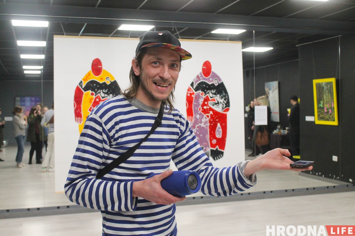 “Лес дзяўчыны”. В Гродно открылась выставка с произведениями, которые можно уничтожать