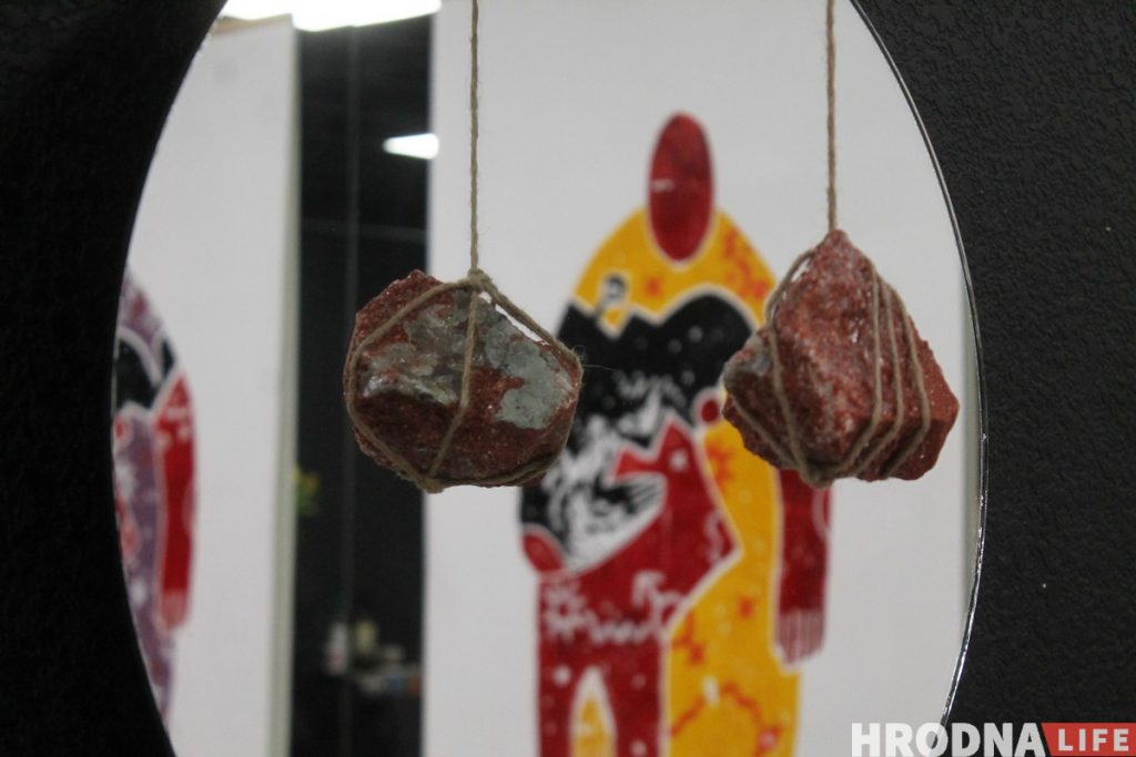 “Лес дзяўчыны”. У Гродне адкрылася выстава з творамі, якія можна знішчаць