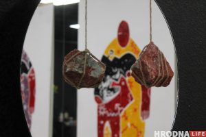 “Лес дзяўчыны”. У Гродне адкрылася выстава з творамі, якія можна знішчаць