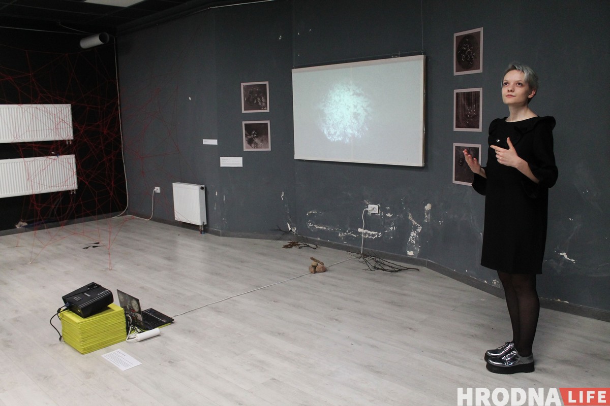 “Лес дзяўчыны”. В Гродно открылась выставка с произведениями, которые можно уничтожать