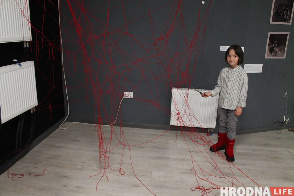 “Лес дзяўчыны”. В Гродно открылась выставка с произведениями, которые можно уничтожать