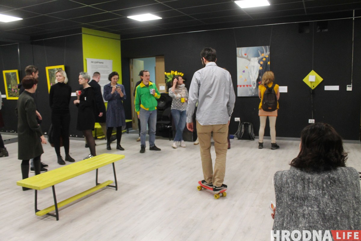 “Лес дзяўчыны”. В Гродно открылась выставка с произведениями, которые можно уничтожать