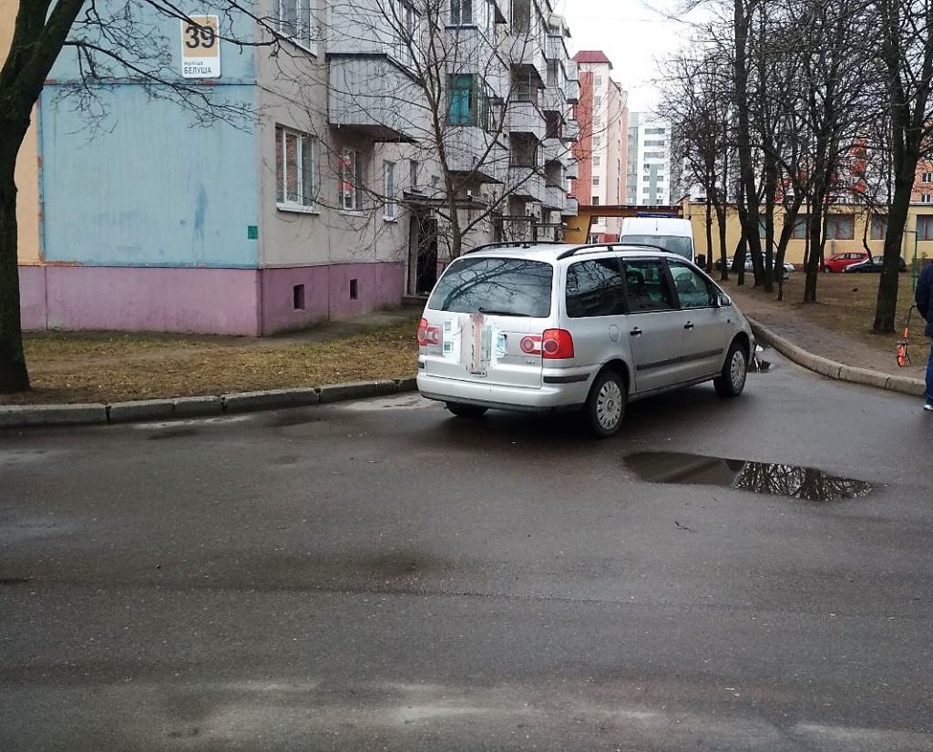 Кіроўца перамыкаў музыку ў магнітоле і не заўважыў пешахода. Жанчына ў бальніцы