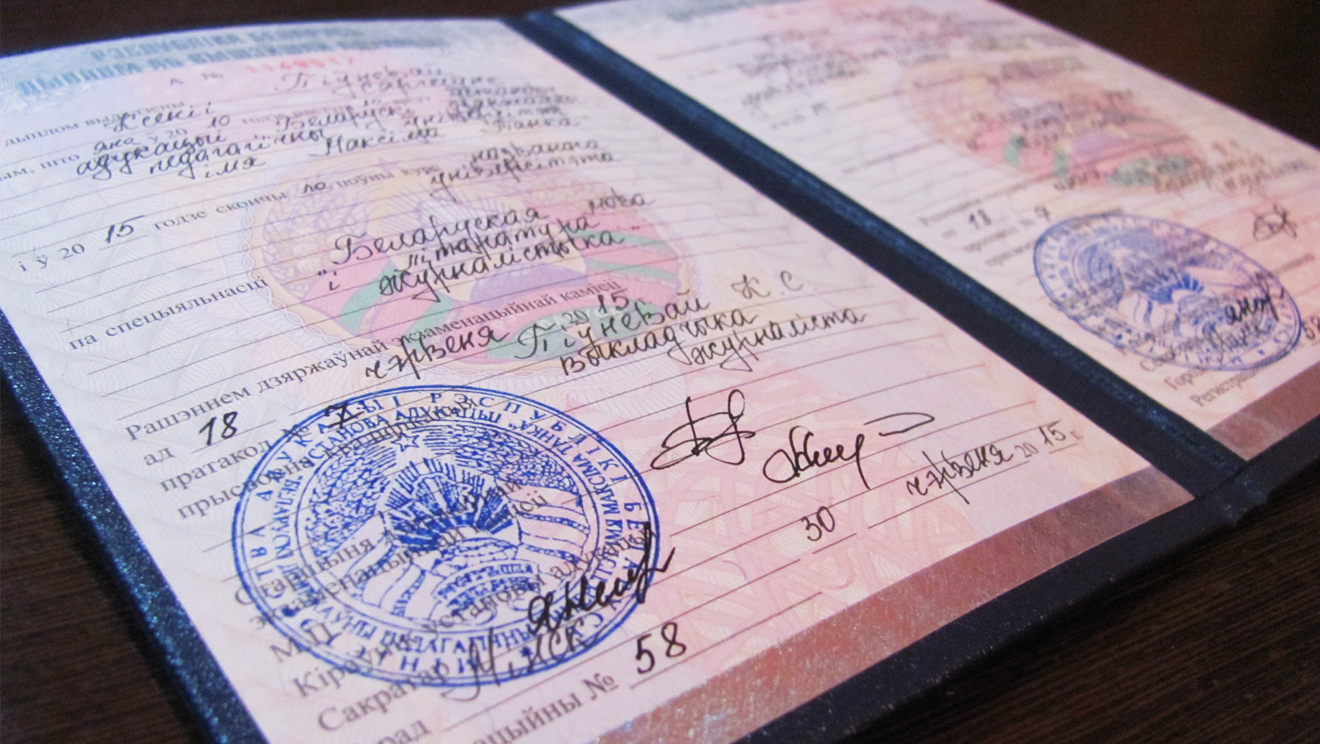 З'язджаць вучыцца непажадана, вяртацца з дыпломам таксама. Як у Беларусі змагаюцца з замежнай адукацыяй