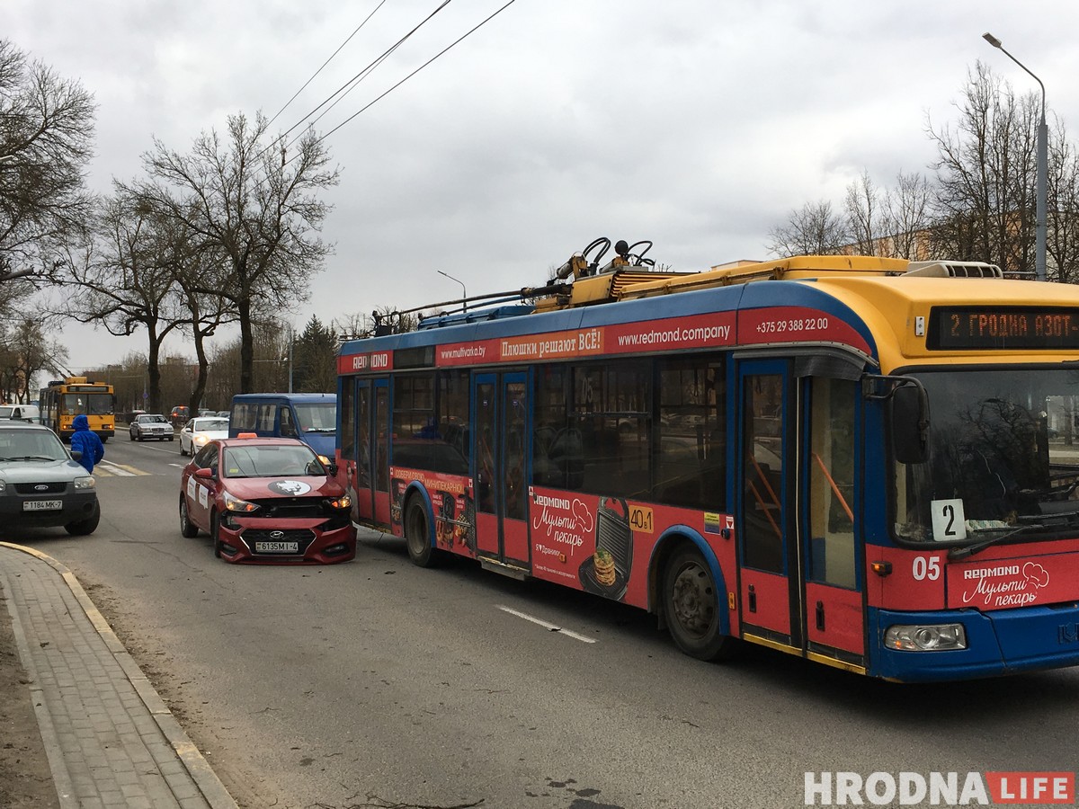 Аварыя на Горкага: таксі «Максім» згубіла бампер