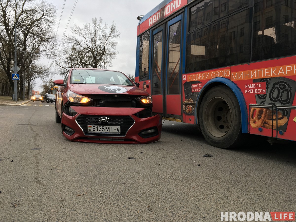 Аварыя на Горкага: таксі «Максім» згубіла бампер
