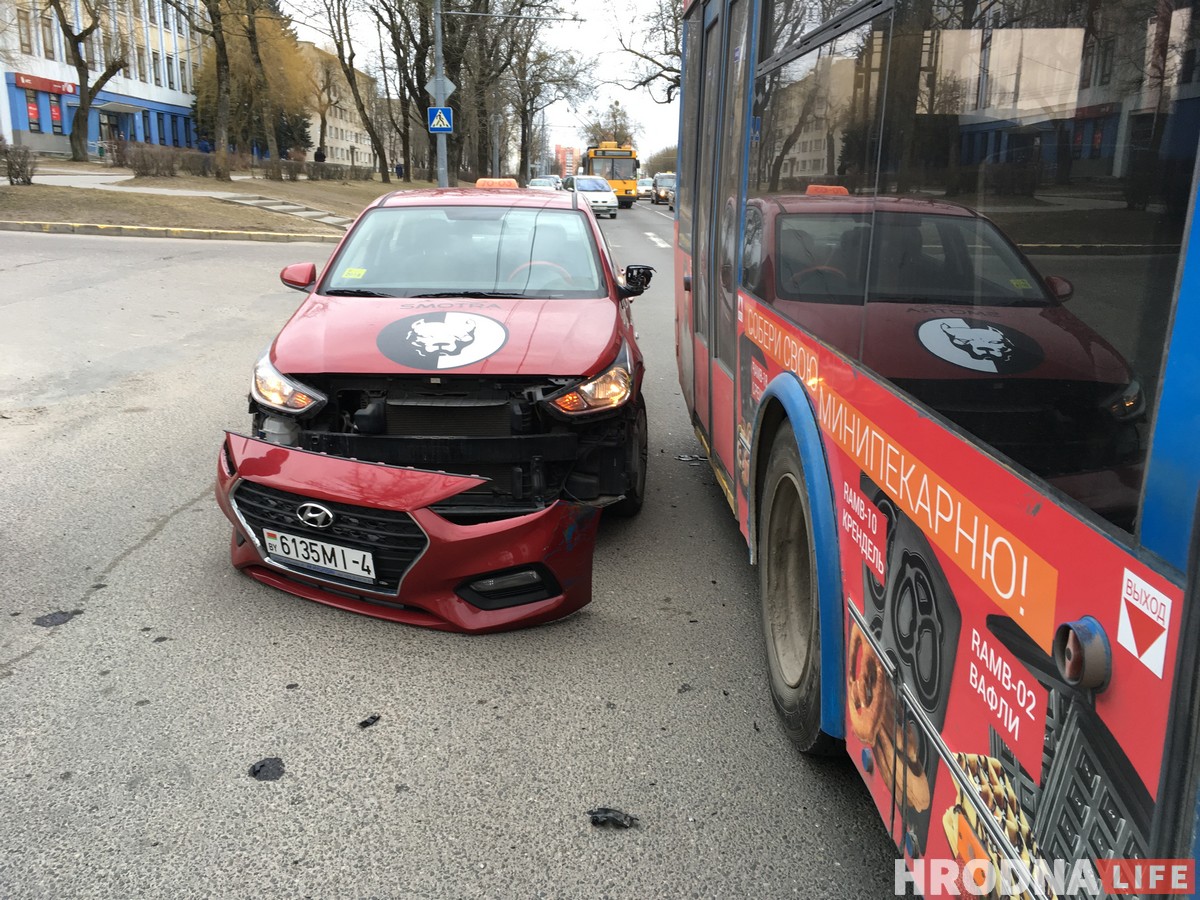 Аварыя на Горкага: таксі «Максім» згубіла бампер