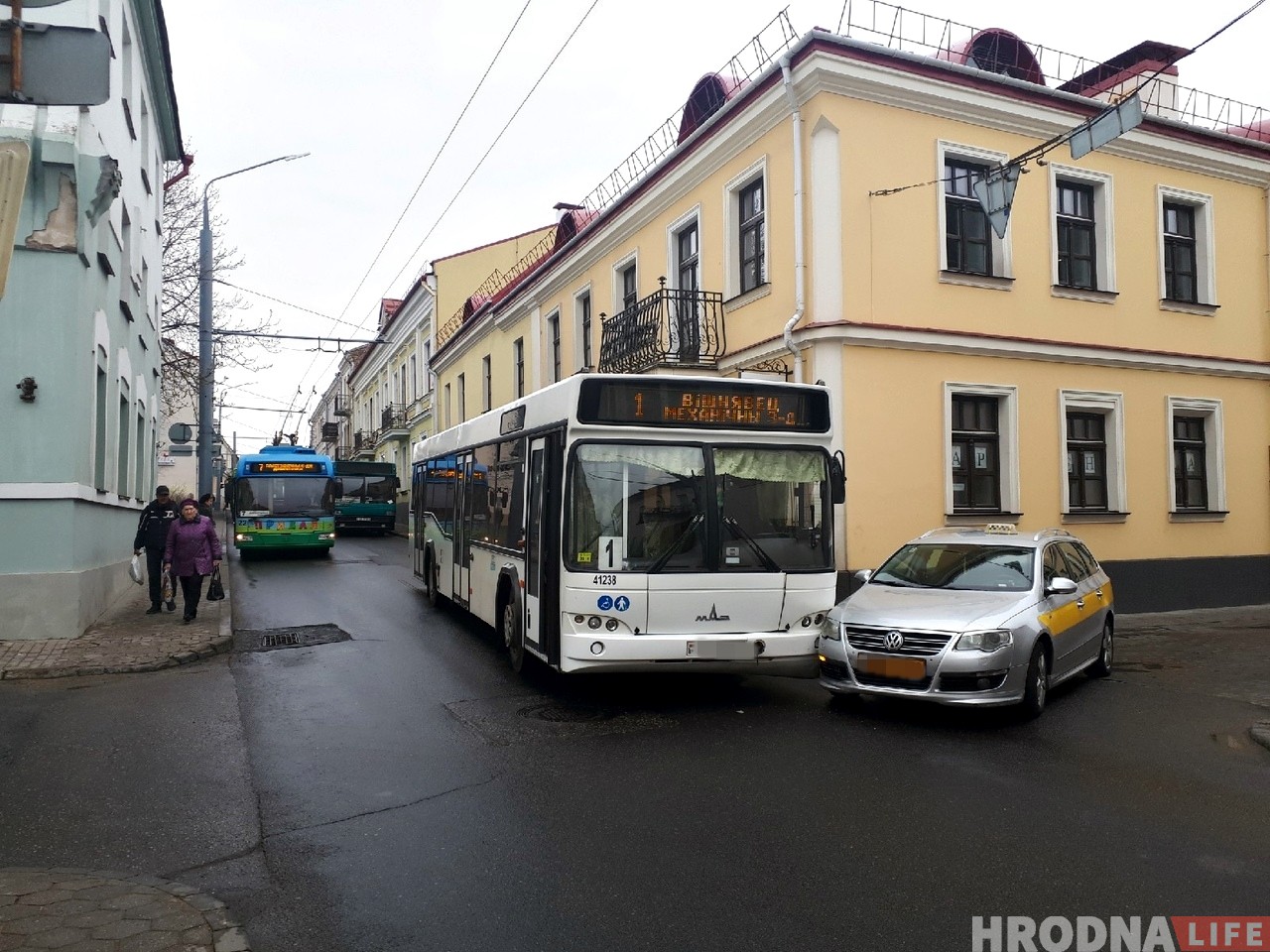 Фотофакт: на Кирова произошла авария с участием автобуса и такси 