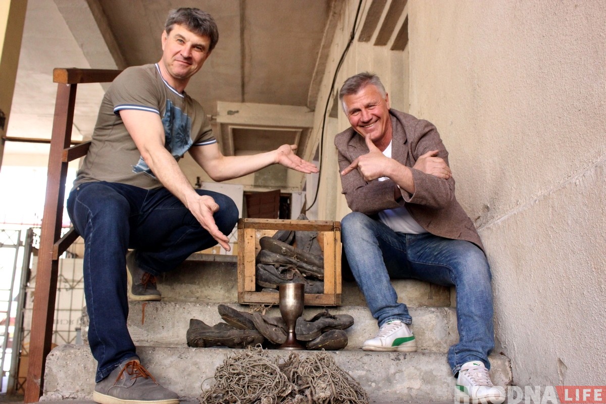 Не только старые бутсы: в музей "Немана" передали кубок и сетку